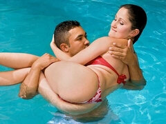 Culo grande, Tetas grandes, Mamada, Morena, Estilo perrito, Madres para coger, Al aire libre, Piscina