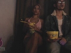 Grosser schwanz, Kino, Gehörnter ehemann, Sperma im mund, Handjob, Latina, Im freien, Spanisch