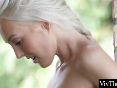 Blondine, Braunhaarige, Fingern, Lesbisch, Lecken, Im freien, Zierlich, Titten