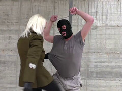 Bondage, Homme nu et filles habillées, Gants, Talons, Maîtresse, Jupe, Plan cul à trois, Uniforme