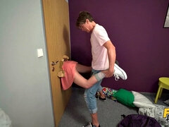 Lécher le cul, Blonde, En levrette, Branlette thaïlandaise, Jupe, Chaussettes, Plan cul à trois, Nénés