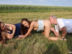 Gros cul, Grosse bite, En levrette, 2 femmes 1 homme, Mature, De plein air, Petite femme, Mouillée