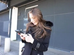 Anal, Sucer une bite, Pénétrer avec le poing, Hard, Public, Rugueux, Seins flasques, Maigrichonne