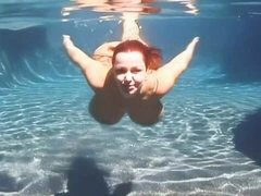 Wohlbeleibte schöne frauen, Grosser arsch, Grosse titten, Pool, Rotschopf, Rasiert, Unter wasser