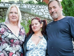 Belle grosse femme bgf, Gros cul, Grosse bite, Gros seins, Sucer une bite, Rondelette, En levrette, 2 femmes 1 homme