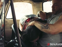 69, Bottes, Brunette brune, Voiture, Seins naturels, Piercing, Cheveux courts, Tatouage