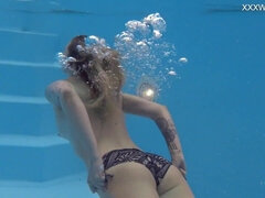 Ex petite amie, Fétiche, Petite amie, Seins naturels, Piscine, Solo, Tatouage, Nénés