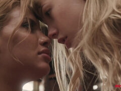 Cul, Blonde, Dingue, Face assise, Lesbienne, Pute, Nénés, Mouillée