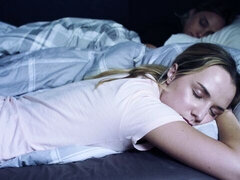 Blondine, Blasen, Tochter, Hundestellung, Fingern, Handjob, Lecken, Titten