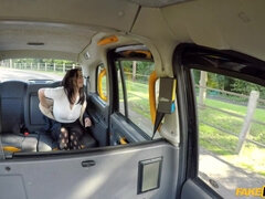 Amateur, Mamada, Morena, Fetiche, Gafas, Al aire libre, Falda, Medias largas