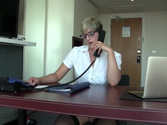 Tetas grandes, Rubia, Británico, Consolador, Sexo duro, Oficina, Orgasmo, Cabello corto