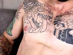 Amateur otter strokes his hairy dong in close-up action