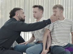 Bruinharig, Diep in de keel, Lul, Vingeren, Homo, Doordringend, Tatoeage, Trio