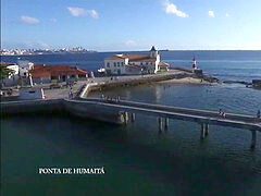 black Jocker lubrificou o cuzinho e foi castigado por dois tarados nos fundos do cinemão.