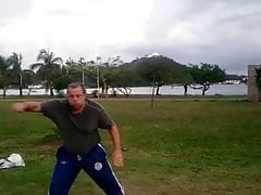 Velho na capoeira