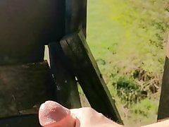 Outdoor cum - im Hochsitz gespritzt