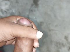 Desi ladaka akele baithroom me masterbation karte huye