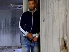 Espiando um hunky latino amador se masturbando até o orgasmo 4