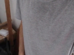 Dando uma mijada e comendo um hamburgao de uma vez