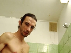 готовиться пойти на свидание с Тарзаном. Побрил яйца и подрочил