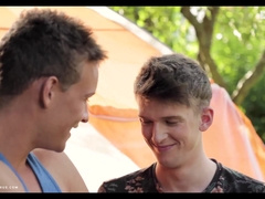 STAXUS :: Pitching Tents