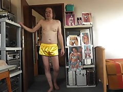 sexy satin shorts in gelb