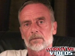 Hairy amateur jizzes all over his belly after masturbating