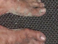 Piss the dirty Feet clean in Fishnet
