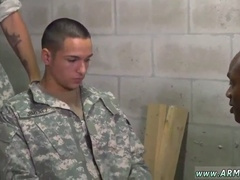 Explosions de plaisir lors de la première fois d'amour gay entre hommes nus de l'armée dans un contexte tamoul