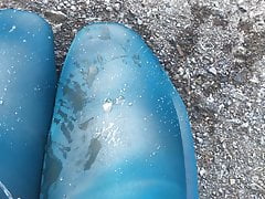 Crossdresser outdoor pissing and cumming on blue tights