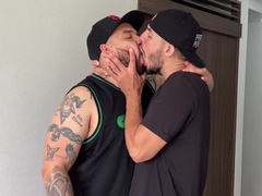 Hunky veneco me da su verga y leche luego de su partido de Futbol