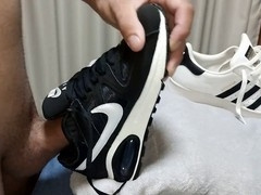 Sneaker cum, cumming in, sneaker sex