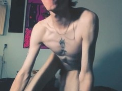 Adorable femboy @spicylaboi shows off some love