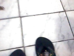 2 Brincando gostoso com o chinelo do vizinho