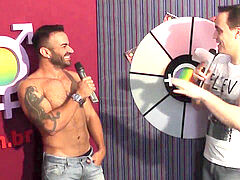 #TBTPapoMix - sex industry star Brenno Santiago responde as perguntas picantes do game do PapoMix - Exibido em Julho/2015 - Parte 3 - Twitter:@TVPapoM