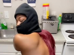 Gigantic bootie t-model