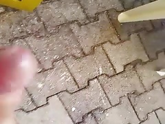 Handjob in Hotel Garden