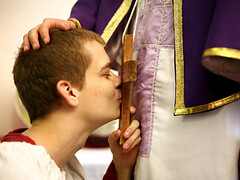 Cute boys use the condom when they fuck but pull out when they come