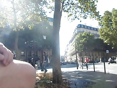 les couilles et la bite a l'air en plein jour dans paris