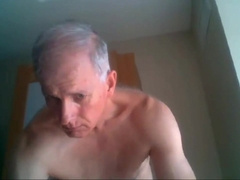 dad takes a bathroom in a motel