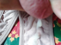 gozando na calcinha da prima
