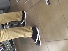 Cara de Havaianas com meias no supermercado