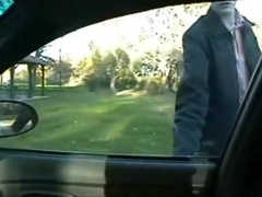 Twink leert den Saft seines Nachbarn im Auto aus