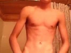 Watch this kinky amateur twink get steamy in the bathroom with a wet surprise