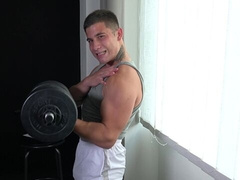 Flexing hottie Darrion Kautzer looks so goddamn hot