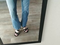Die Damenjeans wird nass