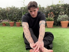 Munch my toes while I fap off in a garden