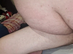 Oso peludo me chupa la verga y le follo el rump hasta correrse de placer