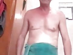 Coroa maduro gozando