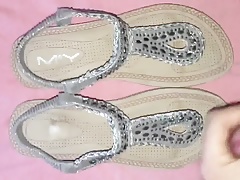 Mabilisang salsal sa sandals ng isang office lady.